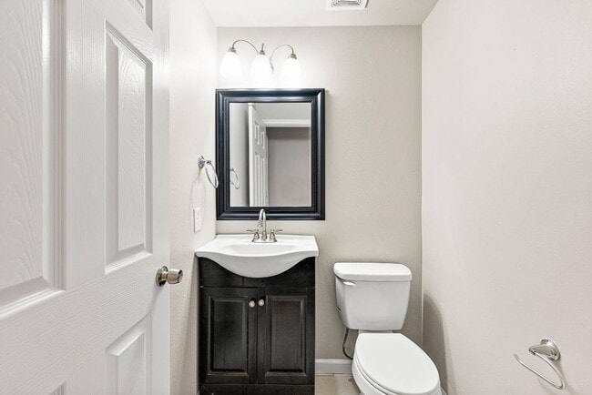 Building Photo - Updated 3 Bed Home for Rent in Lacey | Vau...