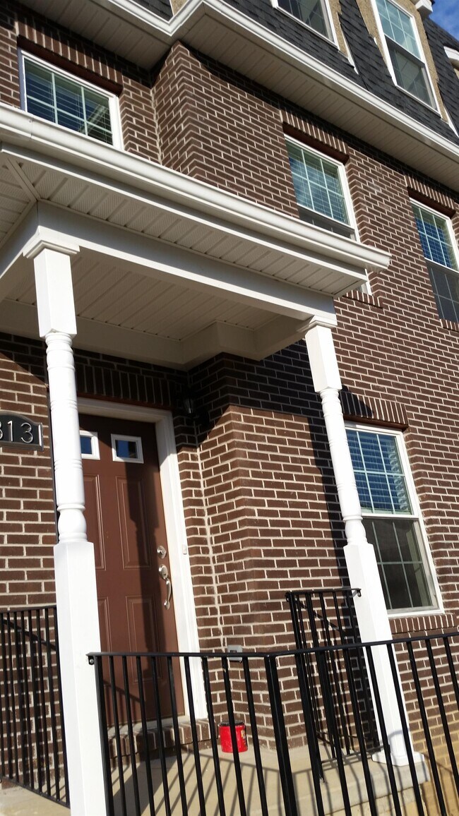 Building Photo - 313 5th Ave
