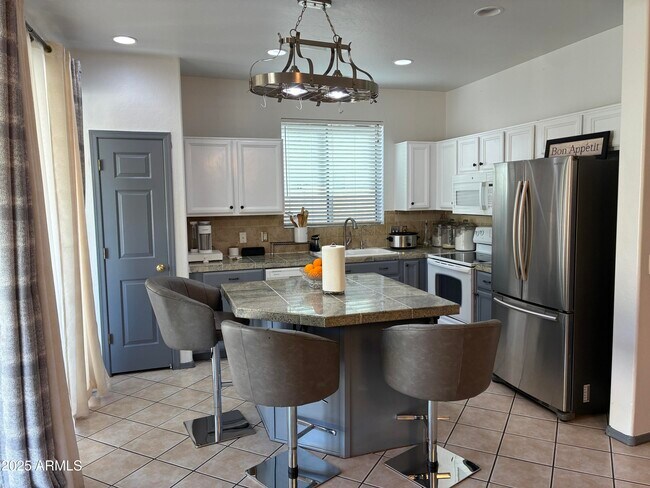 Building Photo - 13438 W Rose Ln