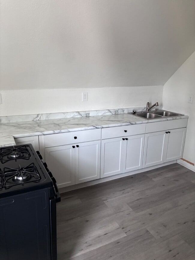 Building Photo - 2166 S 6th St