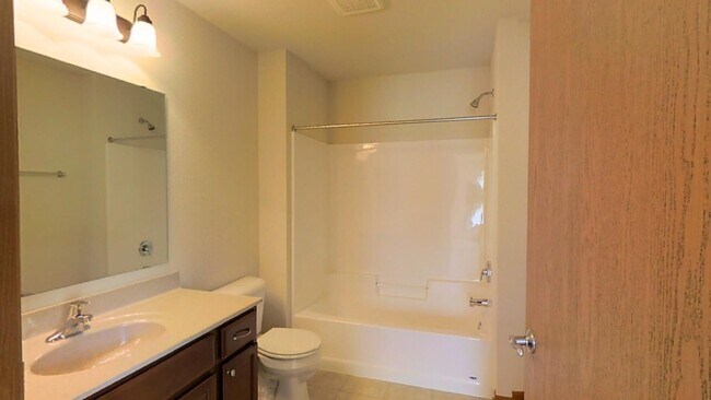 Building Photo - Condo Style Lower 2 Bedroom 2 Bathroom Apartment is Available