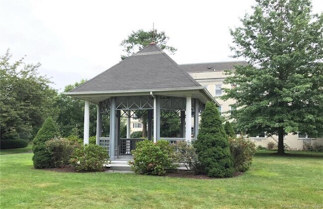 Building Photo - 126 Woodside Green