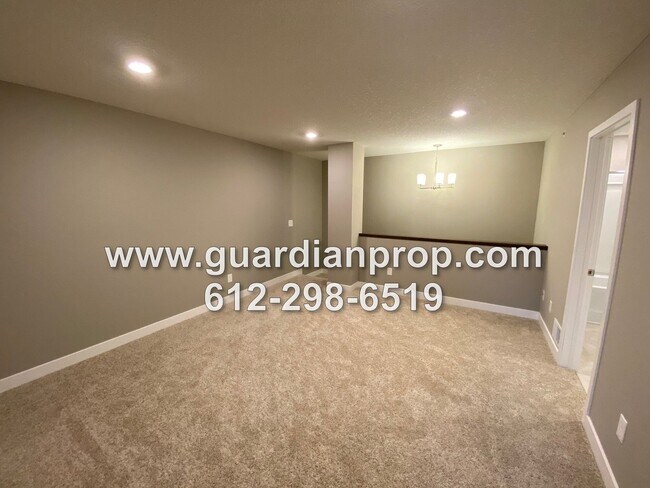 Building Photo - Luxury Townhouse Available June 1st, High End Finishings, Quartz Counters, Large Loft, Huge Prima...