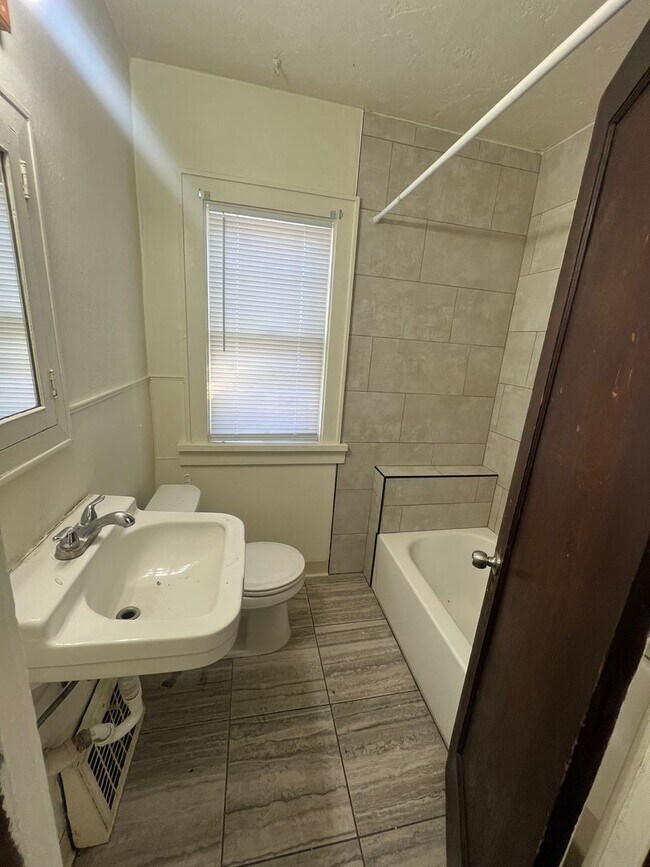 Building Photo - 445-447 S Main St