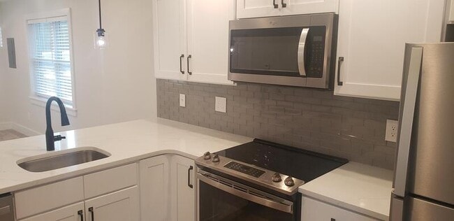 Building Photo - 453 Vineyard Ave