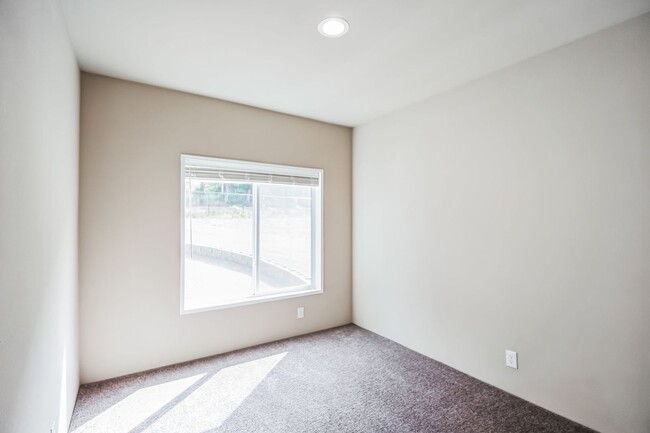 Building Photo - 1/2 off first month's rent and free Samsun...