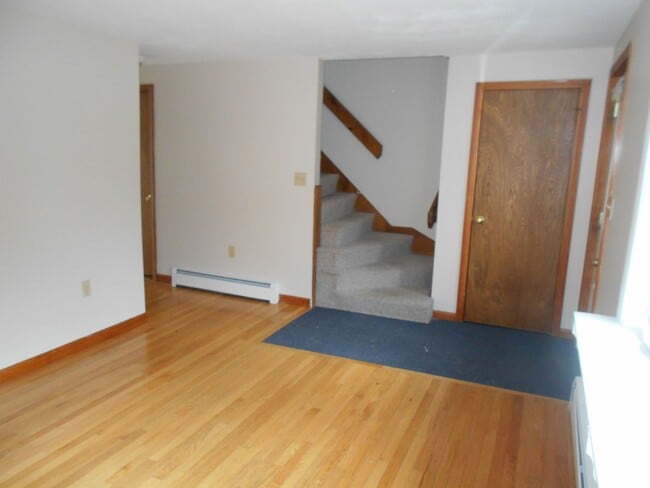 Building Photo - Derry Townhouse for Rent- 2 Bedrooms + Loft!  Available Nov 15!