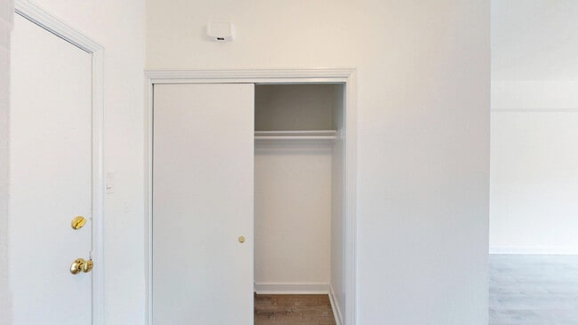 Building Photo - 812 Eddy St