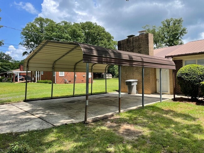 Building Photo - 3 BED, 1 BATH BRICK HOME IN RANDLEMAN!