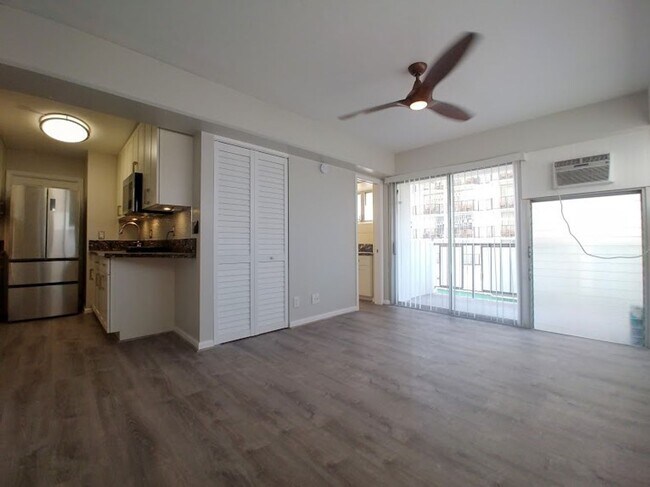 Building Photo - For Rent | Full Sized Studio, 1 Bathroom with City Views