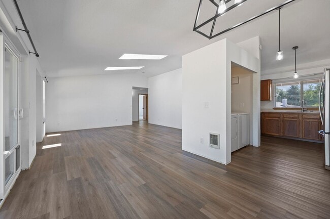 Building Photo - Move in ready - 3 bedrooms, 2 bath rambler...