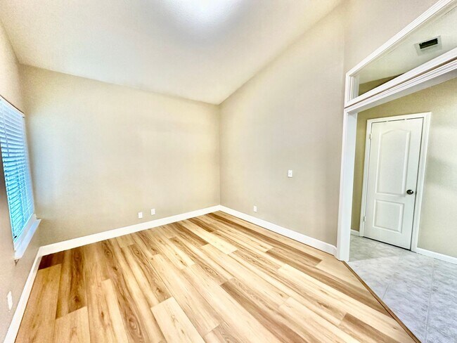 Building Photo - North Clovis 3/2 Near Buchanan Education C...