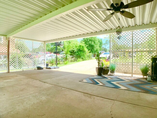 Building Photo - 313 Verdun Dr