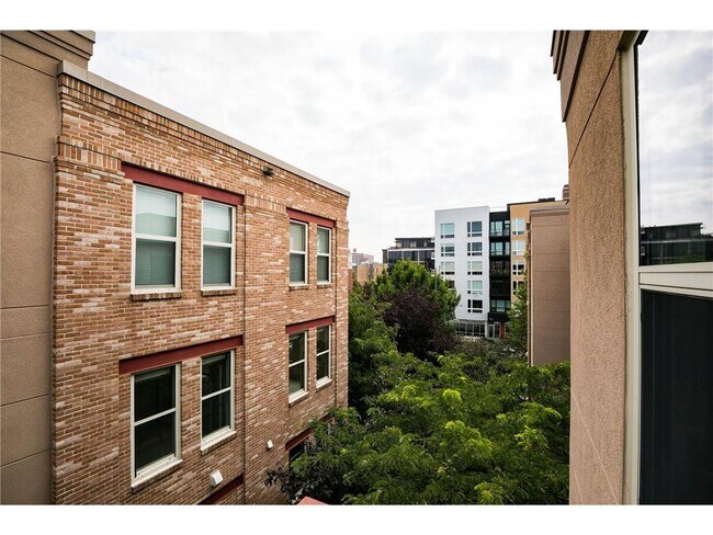 Building Photo - 680 N 2nd St