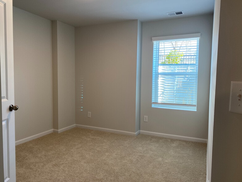 Building Photo - Room in Townhome on Statesville Ave