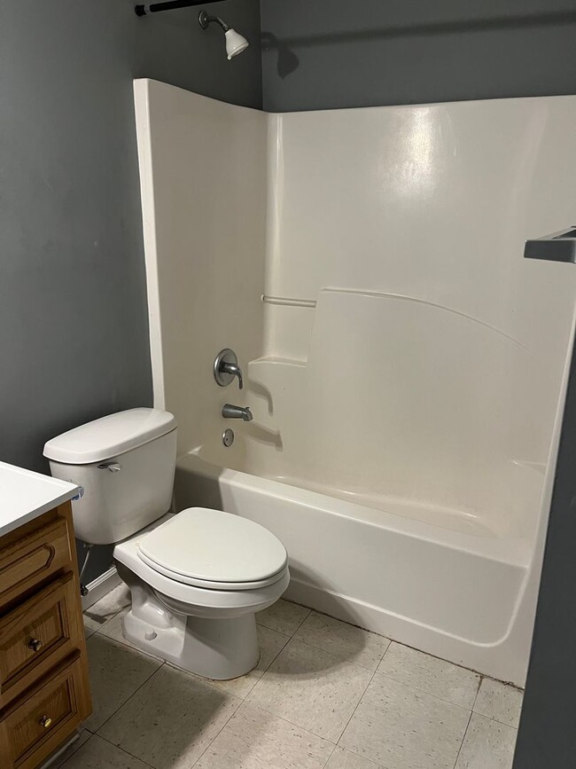 Building Photo - CLOSE TO UNIVERSITY