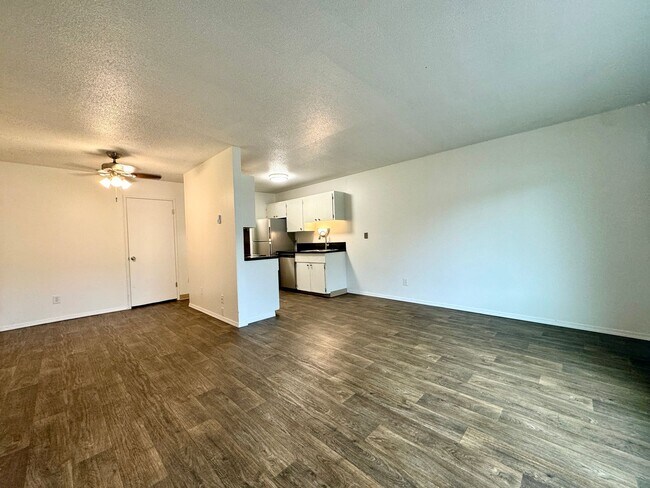 Building Photo - Freshly Updated Top Floor One Bedroom w/ Fresh Paint, New Shower Surround & Stainless Appliances~...