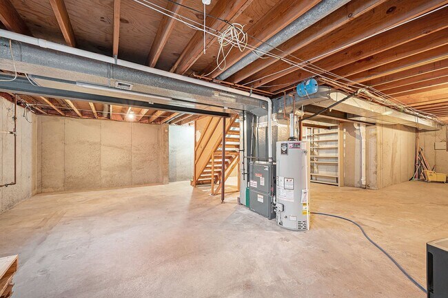 Building Photo - 4 Bed Home Premium Fixtures