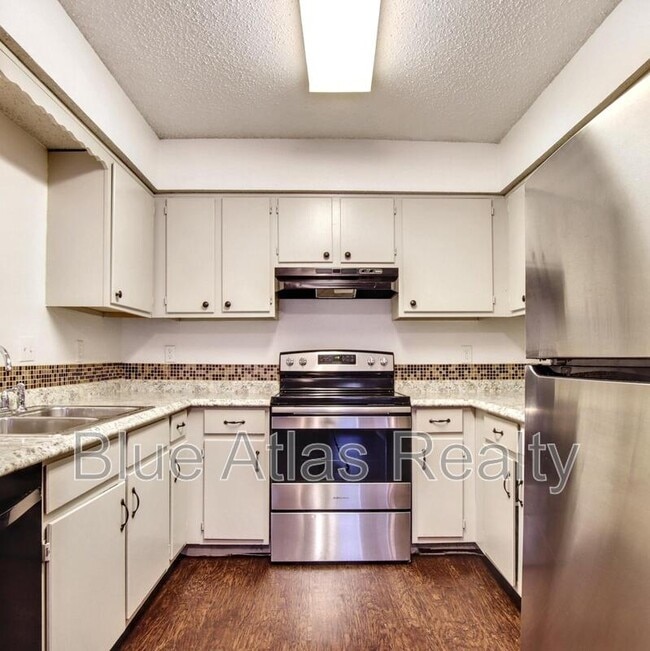 Building Photo - 916 Hilltop Dr