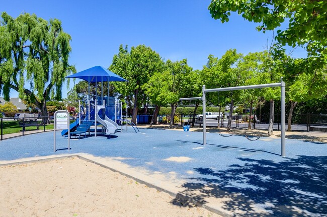 Building Photo - 3 Bed / 2.5 Bath bright and spacious home ...