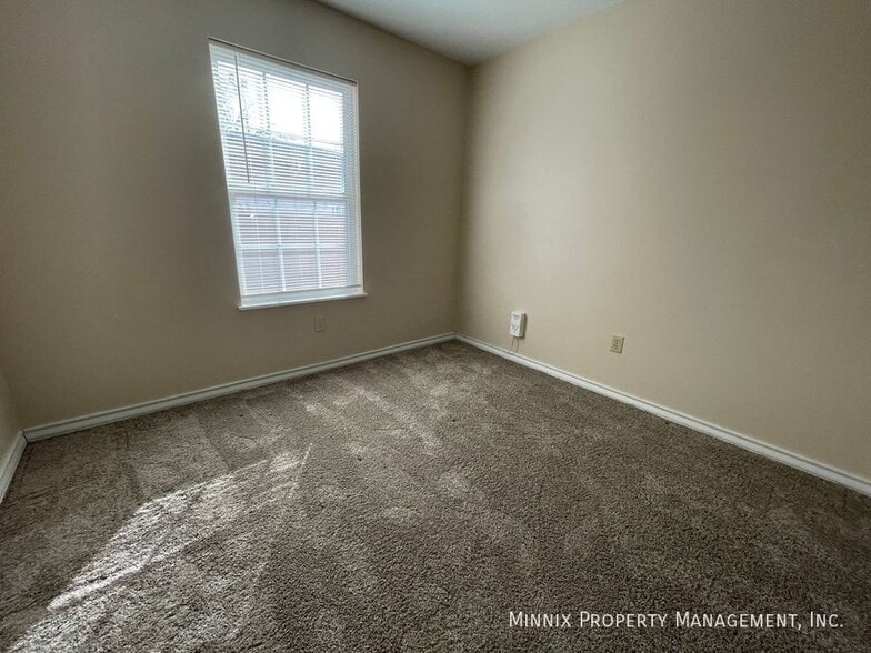 Building Photo - 1400 5th Ave