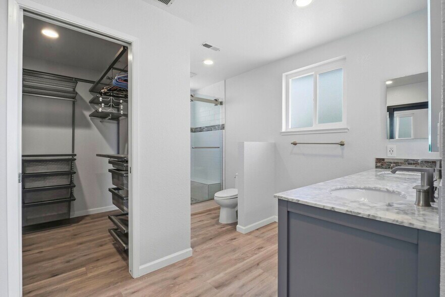 Building Photo - 6001 Castlebrook Dr