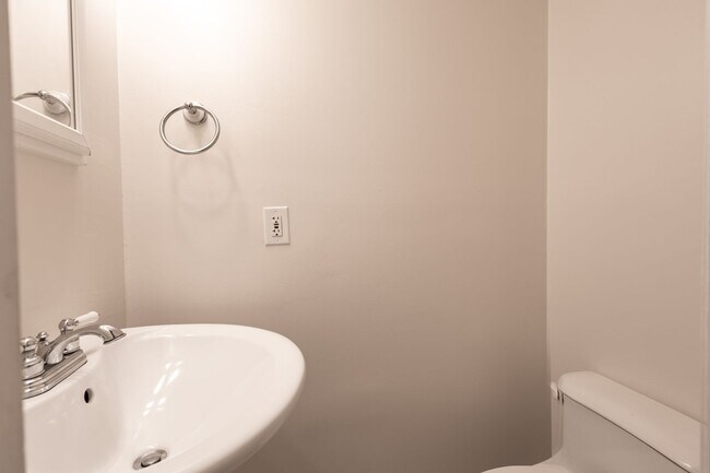 Building Photo - Beautiful 3 BR/2.5 BA Townhome in Millersv...