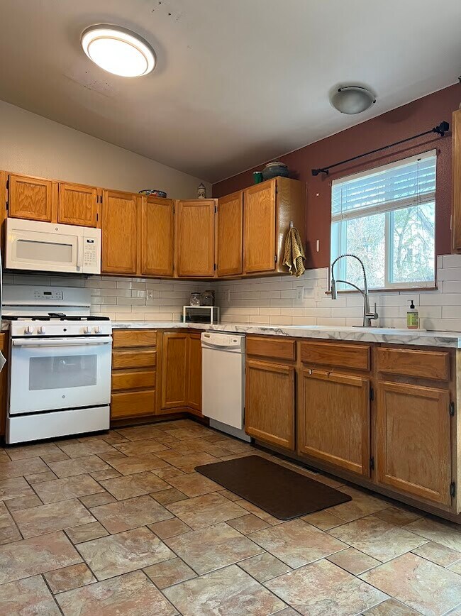 Building Photo - 330 Derry Dr