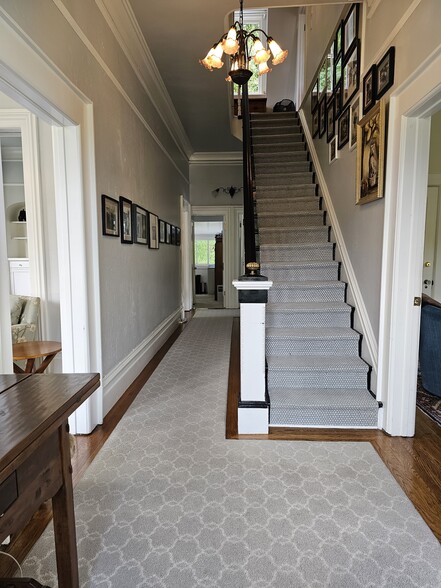 Front hall - 14 Sentinel Ct