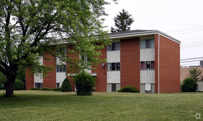 Primary Photo - 576 Pershing Ave