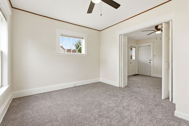 Building Photo - 689 Midland Ave