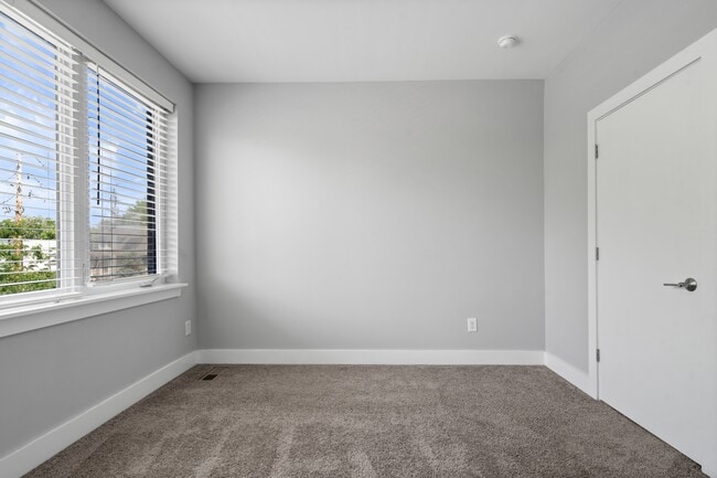 Building Photo - 1009 N Park Ave