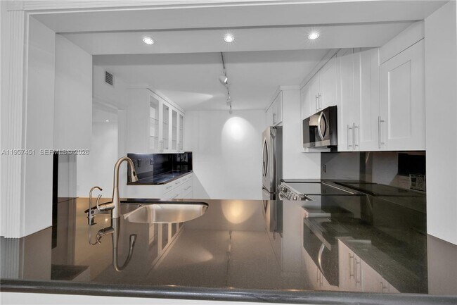 Building Photo - 2 Grove Isle Dr