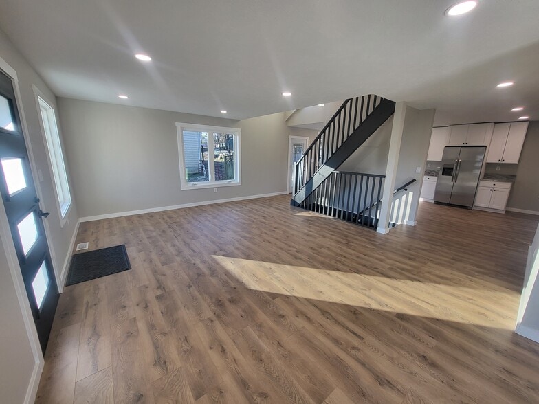 Building Photo - 9755 Grosick Rd