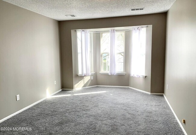 Building Photo - 30 Tulip Ln