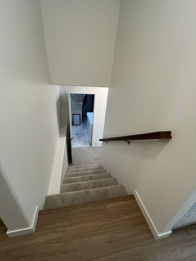 Building Photo - 3 Bed 3 Bath TownHome