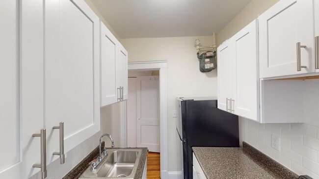 Building Photo - Avl NOW - No Fee! Split style 2BR in the heart of the Fenway