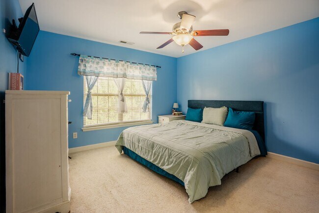Building Photo - 4 Bedroom Home in the Village at Rolesville