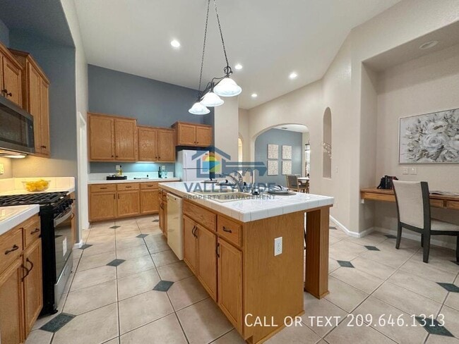 Building Photo - 2555 Crestmore Cir