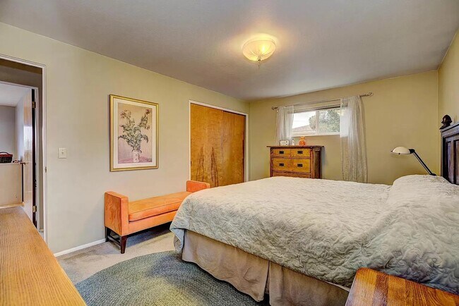 Building Photo - 3411 W Hillcrest Dr