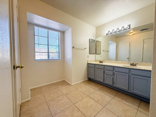 Building Photo - Golf Course Backyard! Updated 3-Bed Home i...