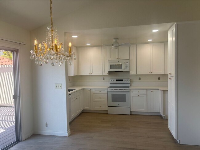 Building Photo - 3 BR Condo in Carlsbad! Close to Walking T...
