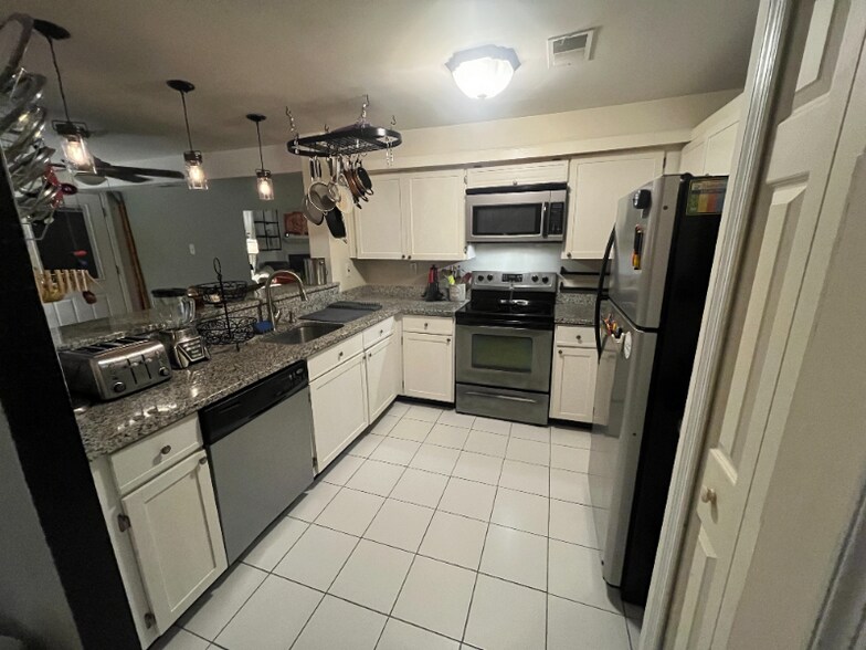 Building Photo - 8 Deer Run Ct