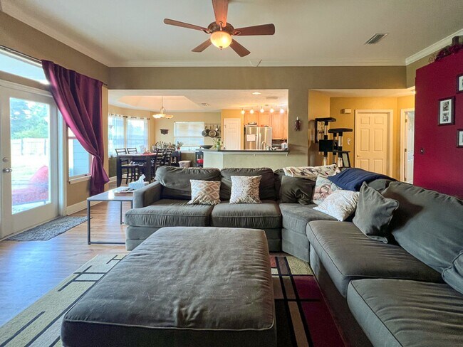 Building Photo - Pet Friendly 3BR/2BA Home on 1 acre in SW Gainesville - available Mid-October!