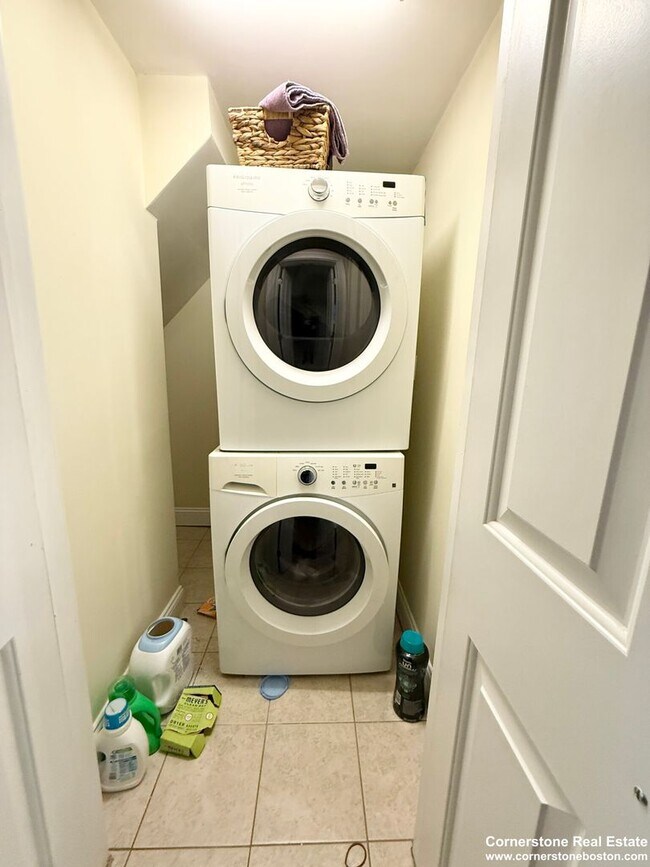 Building Photo - Nice and Spacious 2BR in Fort Hill!