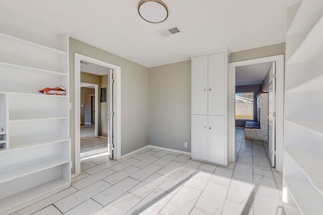 Building Photo - NE PUEBLO STYLE 3 Bedroom 2 Bath 1824/SF