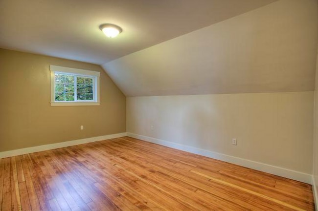 Building Photo - Bright & Charming 3bed/1bath Upper Duplex ...