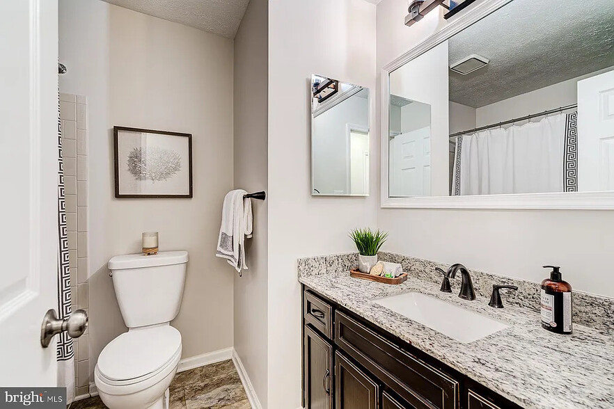 Hallway Bathroom - 11134 Stonebrook Dr