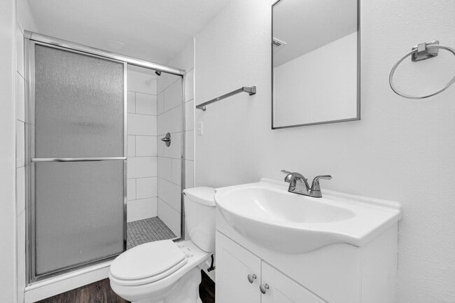 Building Photo - 6 Bedrooms, 3 Bath,  Pool CLOSE TO ASU (Rural & Broadway)