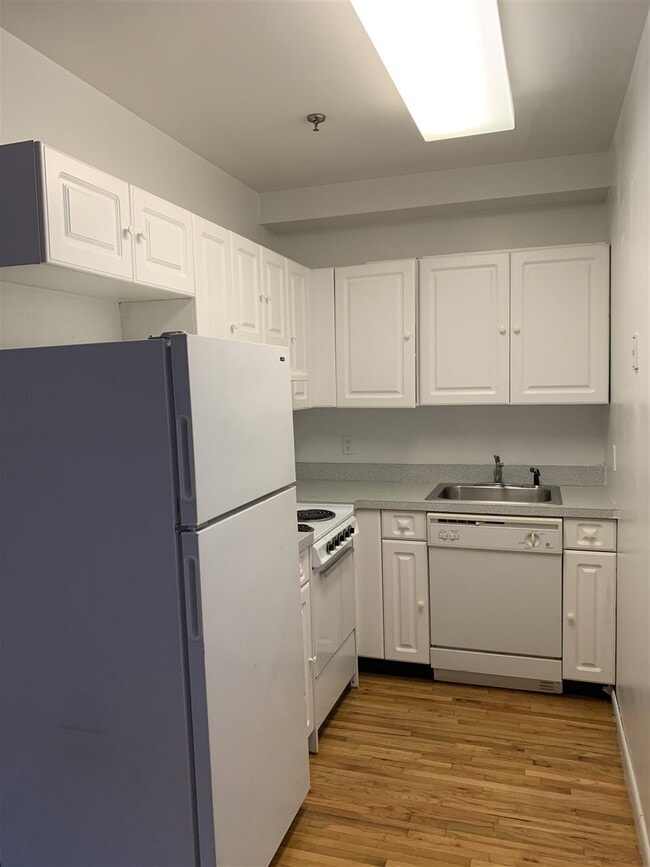 Building Photo - 204 Grand St